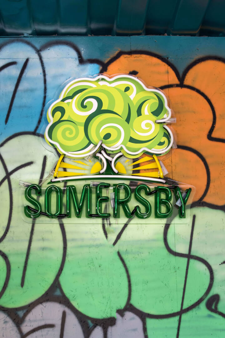Somersby - somersby-tree-neon-sur-un-mur de couleur-neon-derrière-le-bar-neon-dans-un-conteneur-sur-le-mur-sous-le-mur-éclairé-logo-de-société-neon-sur-l'électricité-publicité-lettre-de-bière-neon-sur-l'électricité-rue (4)